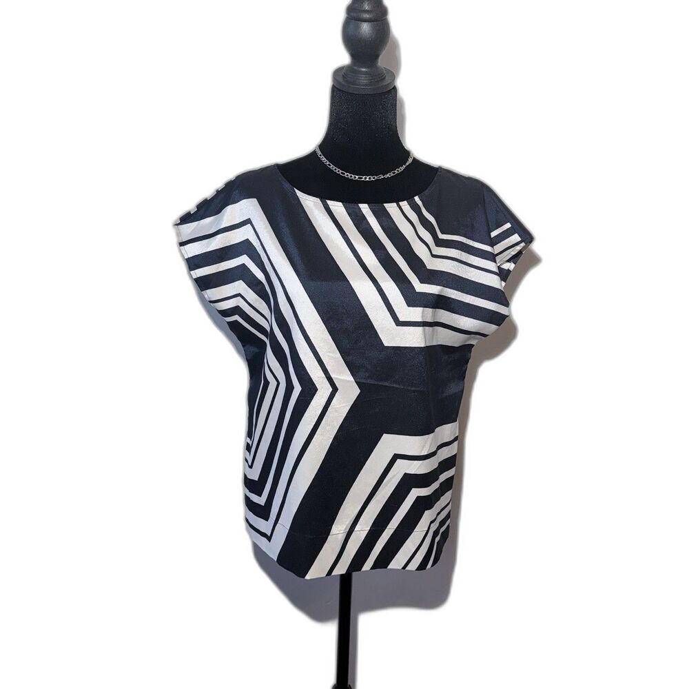 Ann Taylor Petite Women’s Blouse. Size 8P Sleeves  Black And White Pattern. ￼